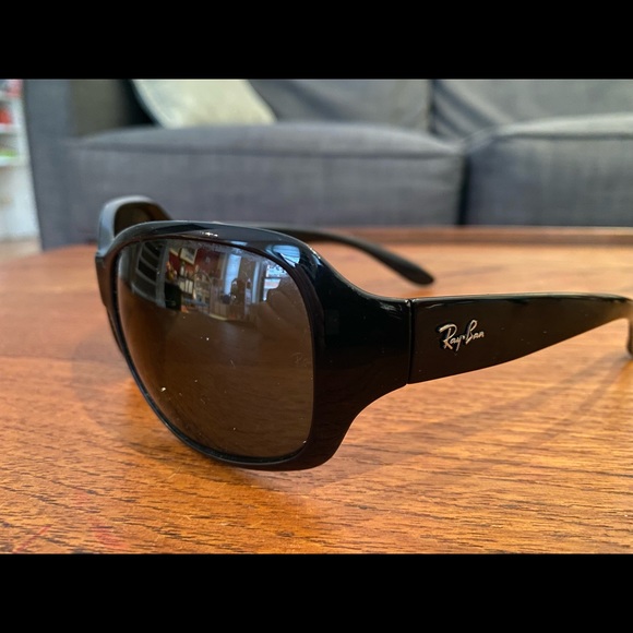 Rayban sunglasses. Excellent condition. Worn a couple of times - Picture 2 of 3